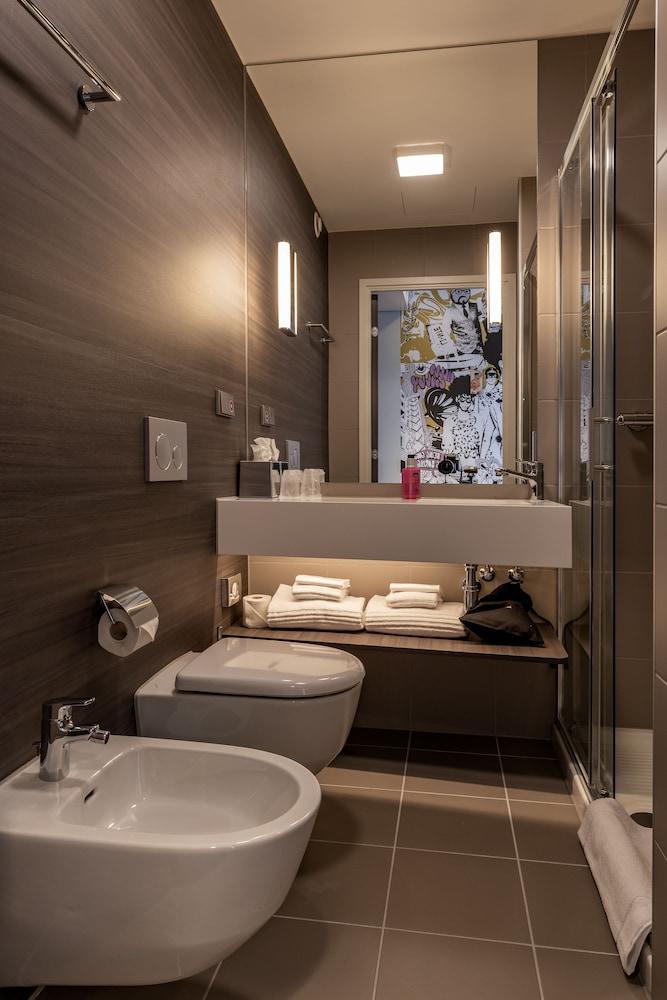 Moxy York Hotel Bagian luar foto